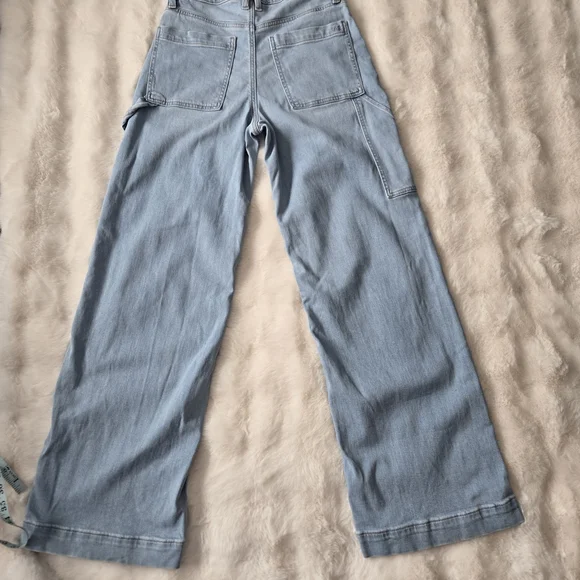 American Eagle Super High Rise Baggy Wide Leg Light Wash Jeans - Picture 3 of 9